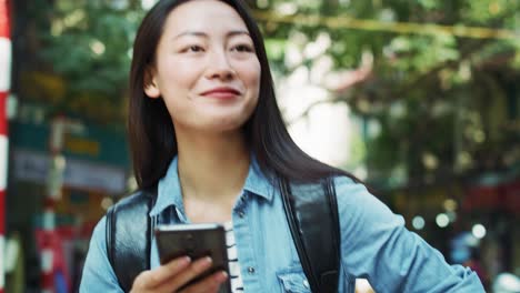 Vista-Portátil-De-Una-Mujer-Usando-Un-Teléfono-Móvil-Como-Herramienta-De-Navegación