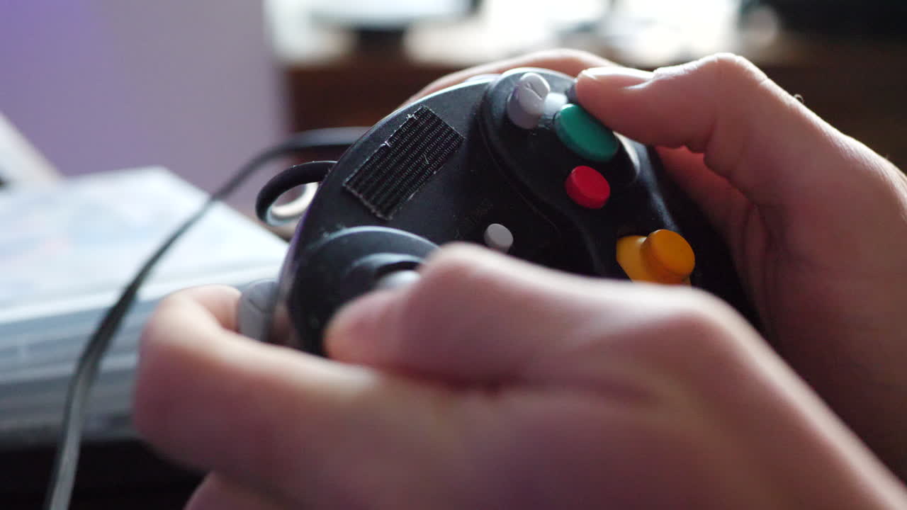 jugar videojuegos con un controlador durante un torneo de juegos profesionales de esports