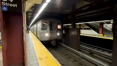 a través de la estación de trenes en el metro de la ciudad de nueva york