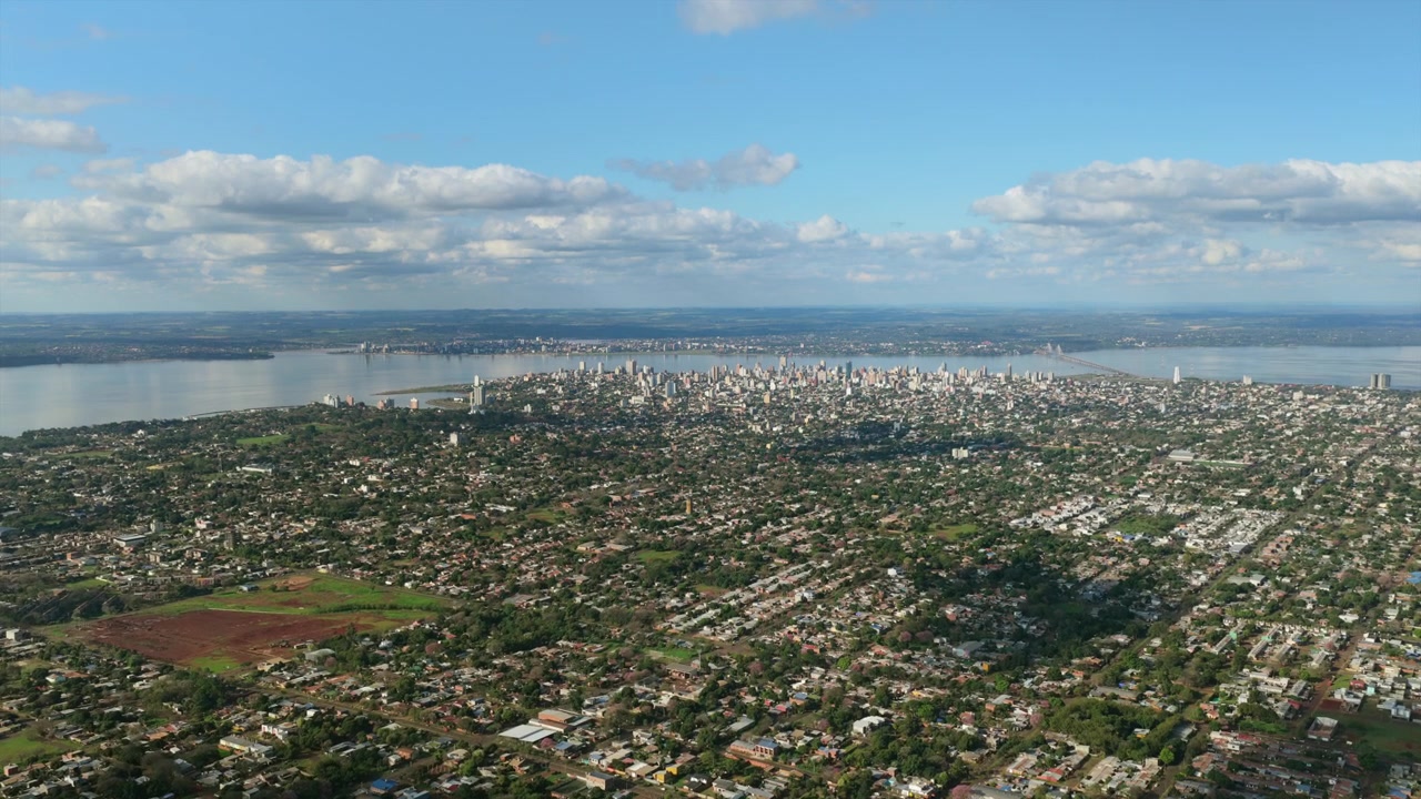 Cảnh quay flycam trên không cho thấy đường chân trời của thành phố Posadas trải dài dọc theo sông Parana, Argentina