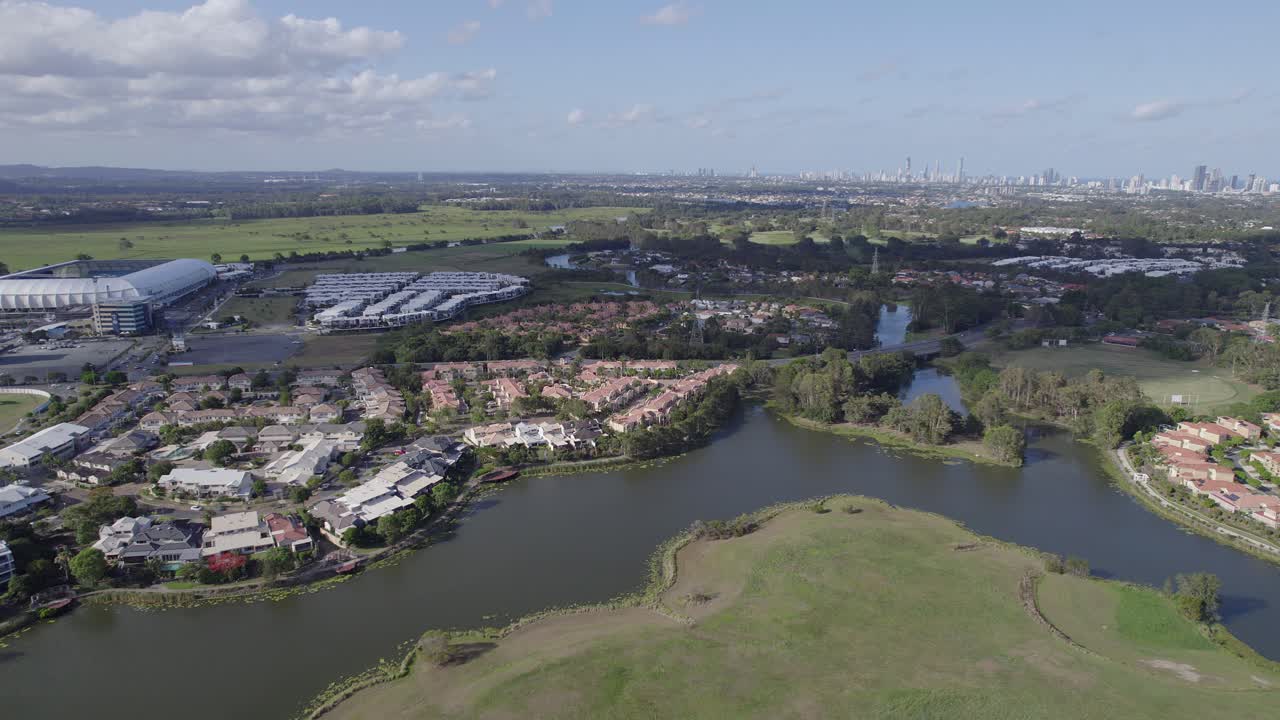 호주 퀸즐랜드의 로비나 타운에 있는 cbus 슈퍼 스타디움 및 주변 워터프론트 커뮤니티 하우스