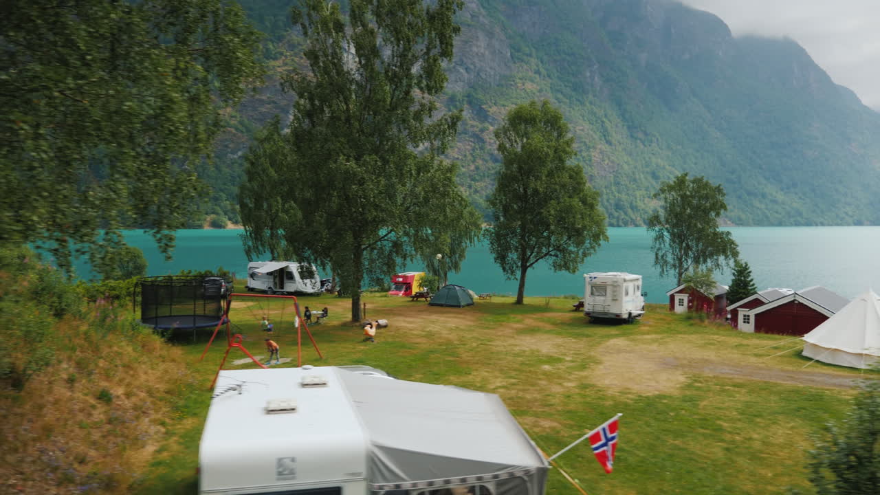 노르웨이 피요르드 해안의 캠프장을 따라 가다