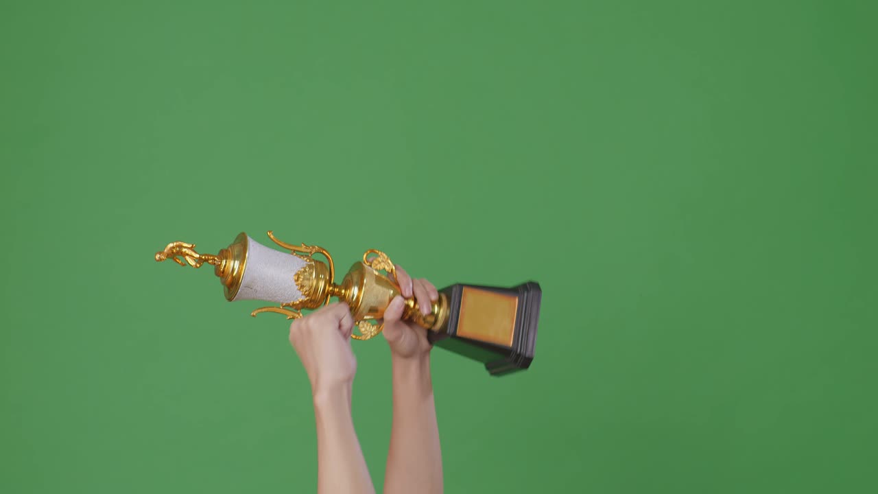 manos sosteniendo un trofeo