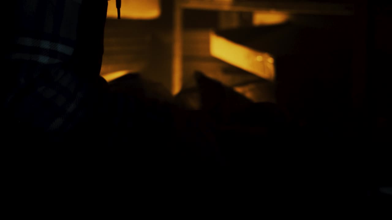 어두운 방에서 칼날을 날카롭게 하는 남자