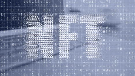 animación de nft, código binario y procesamiento de datos en el escritorio de la oficina con computadora