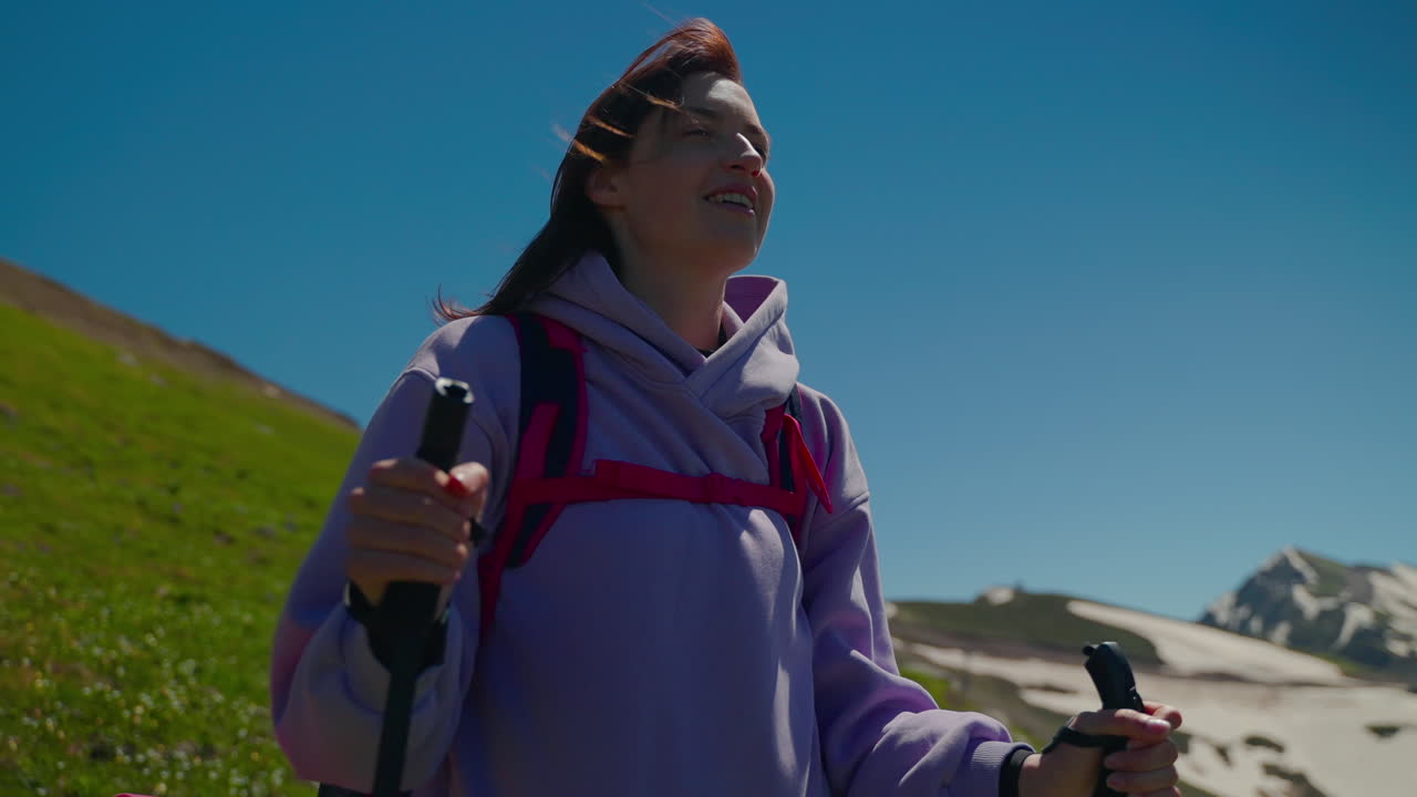 산에서 하이킹하는 행복한 여자