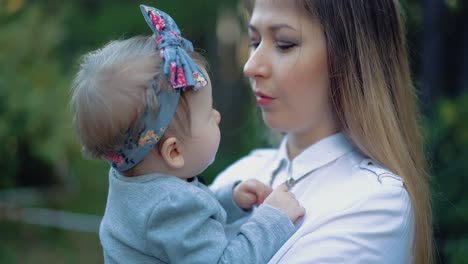 Joven-Linda-Mamá-Jugando-Con-Su-Bebé-En-El-Parque