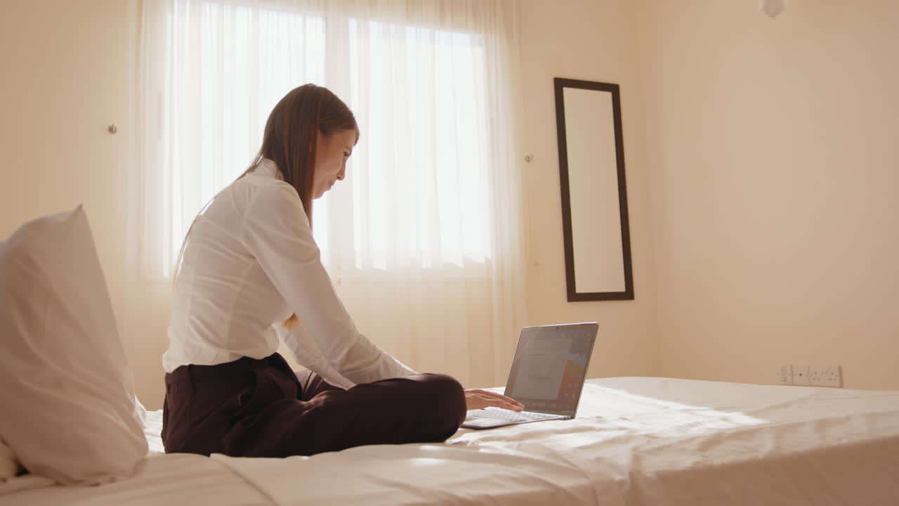 온라인 회의 중에 침대에서 스트레스를 받는 여성