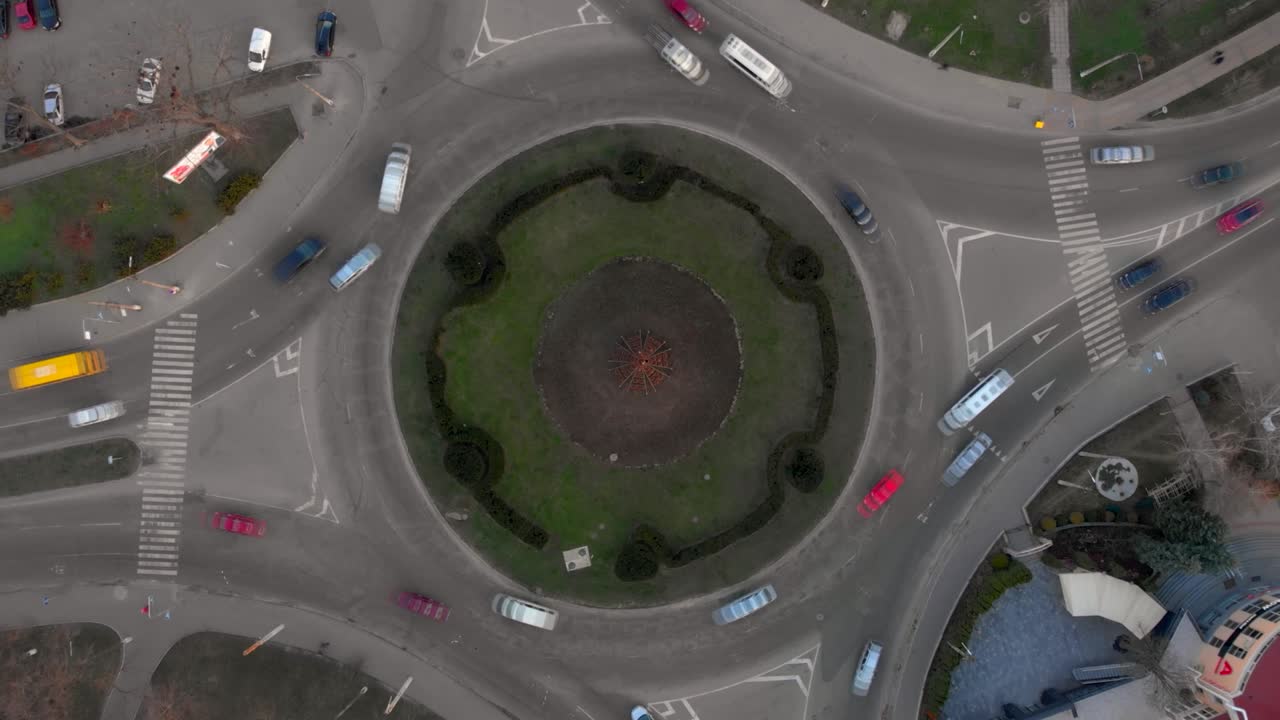 순환 도로의 4k 공중 뷰 타임 스