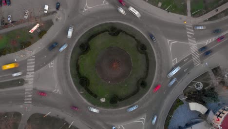 vista aérea de 4k del lapso de tiempo de la carretera de circunvalación con coches circulares.
