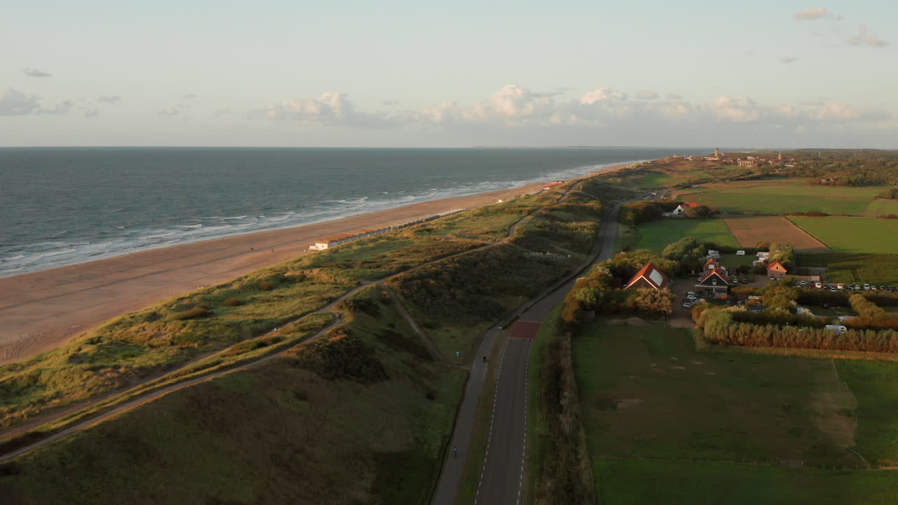 la playa de domburg durante un atardecer de verano