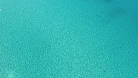 Gente-Relajándose-En-Aguas-Cristalinas-De-Color-Azul-Turquesa-En-El-Mediterráneo