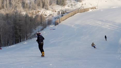 pista de esquí nevada con snowboarders