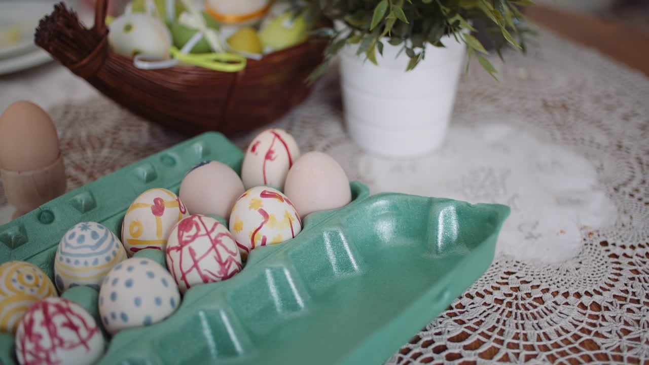 장식된 테이블 2에 있는 압출기의 부활절 달걀