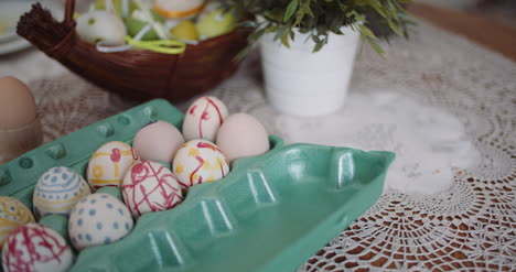 huevos de pascua en extrusora sobre mesa decorada 2