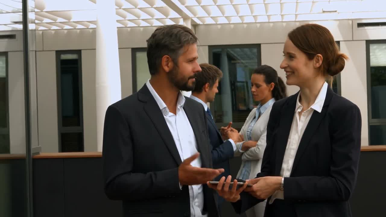 pessoas de negócios interagindo uns com os outros