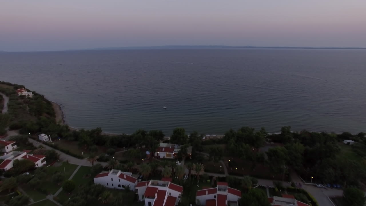 escena aérea del mar y las cabañas en la orilla de la playa de trikorfo, grecia