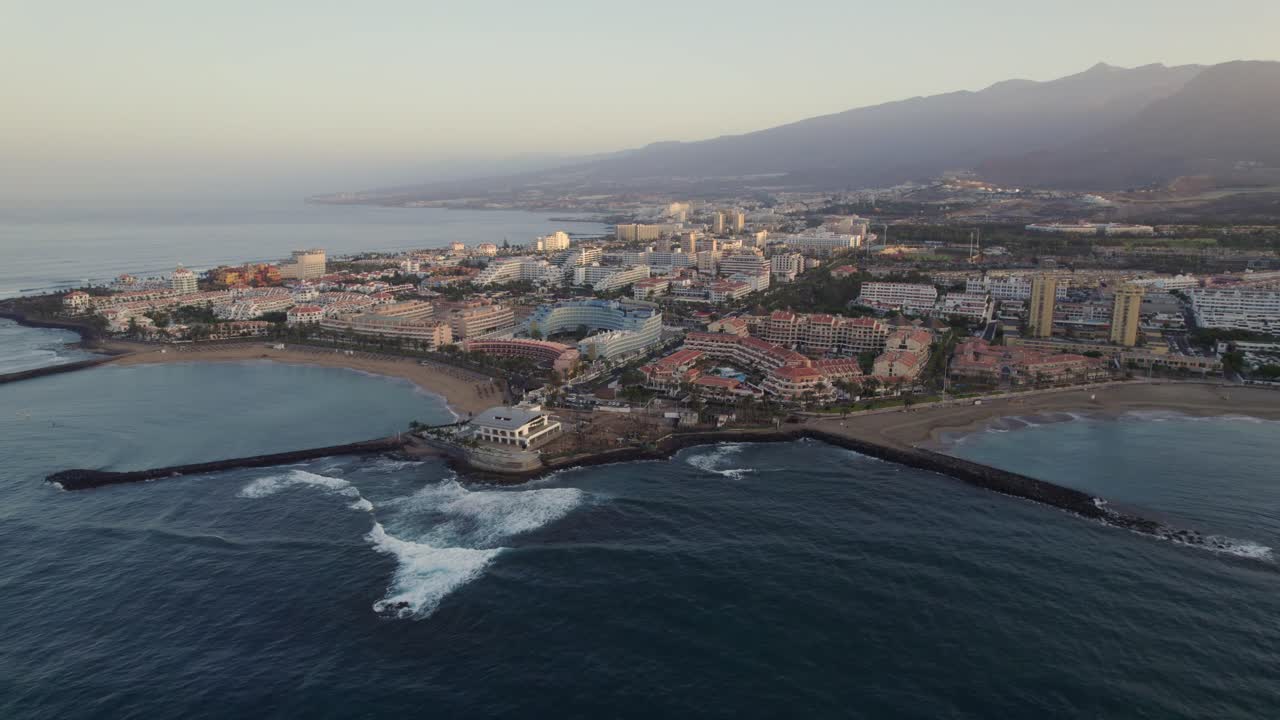 horizonte costero de playa de las américas, tenerife, órbita de drones aéreos del amanecer del amanecer