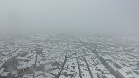 Toma-Aérea-De-Ecusson-Montpellier-Tormenta-De-Nieve-Invierno-Día-Nublado-Francia-Occitania