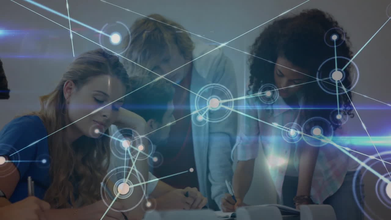 estudiando juntos, estudiantes diversos con conexiones de red y animación de procesamiento de datos