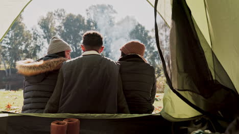 Naturgruppe,-Campingzelt-Und-Singende-Menschen