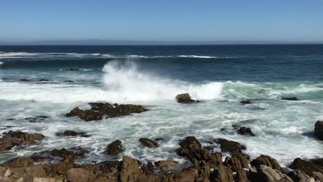 Olas-Rompiendo-Contra-La-Costa-Rocosa