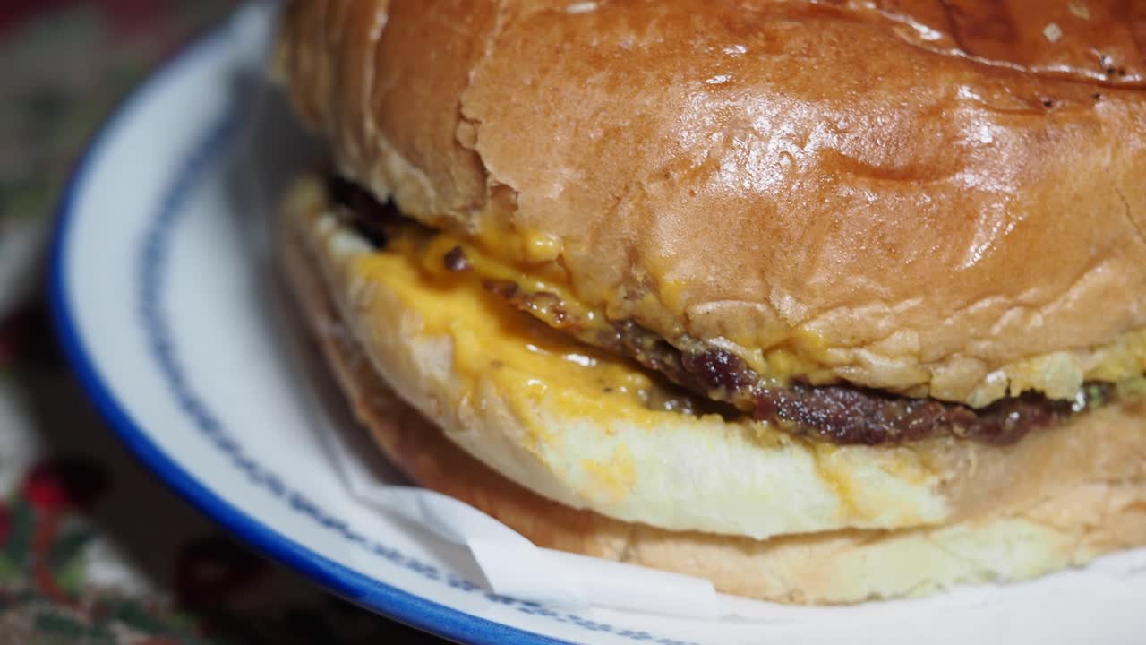 un primer plano de una deliciosa hamburguesa con queso