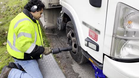 Hombre-Latino-Cambiando-El-Neumático-De-Un-Remolque-Varado-En-La-Carretera