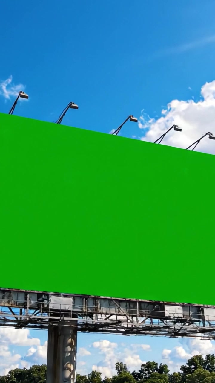 Cartelloni pubblicitari verde vivido contro un cielo azzurro brillante, ideali per scopi pubblicitari, che mostrano uno spazio espositivo chiaro e attraente per campagne di marketing.