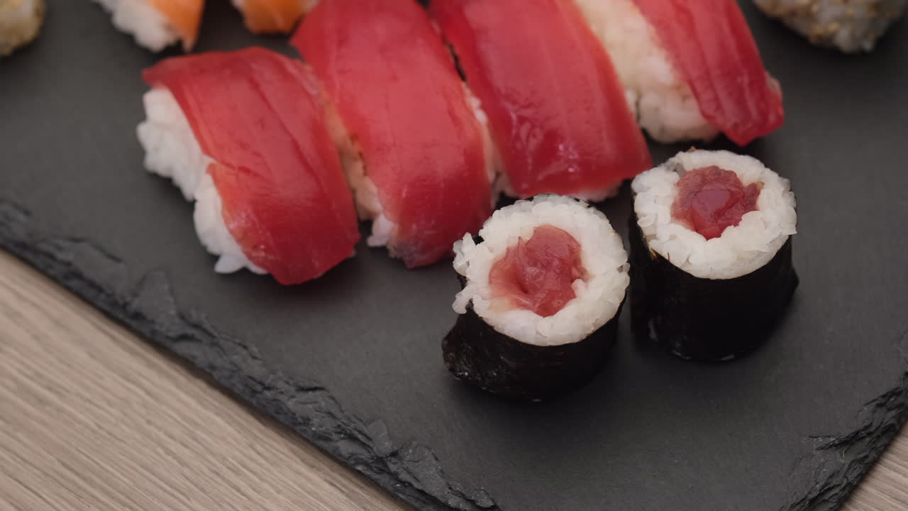comida asiática sushi maki nigiri salmão, atum, hosomaki e uramaki