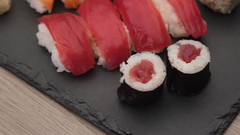 comida asiática sushi maki nigiri salmón, atún, hosomaki y uramaki