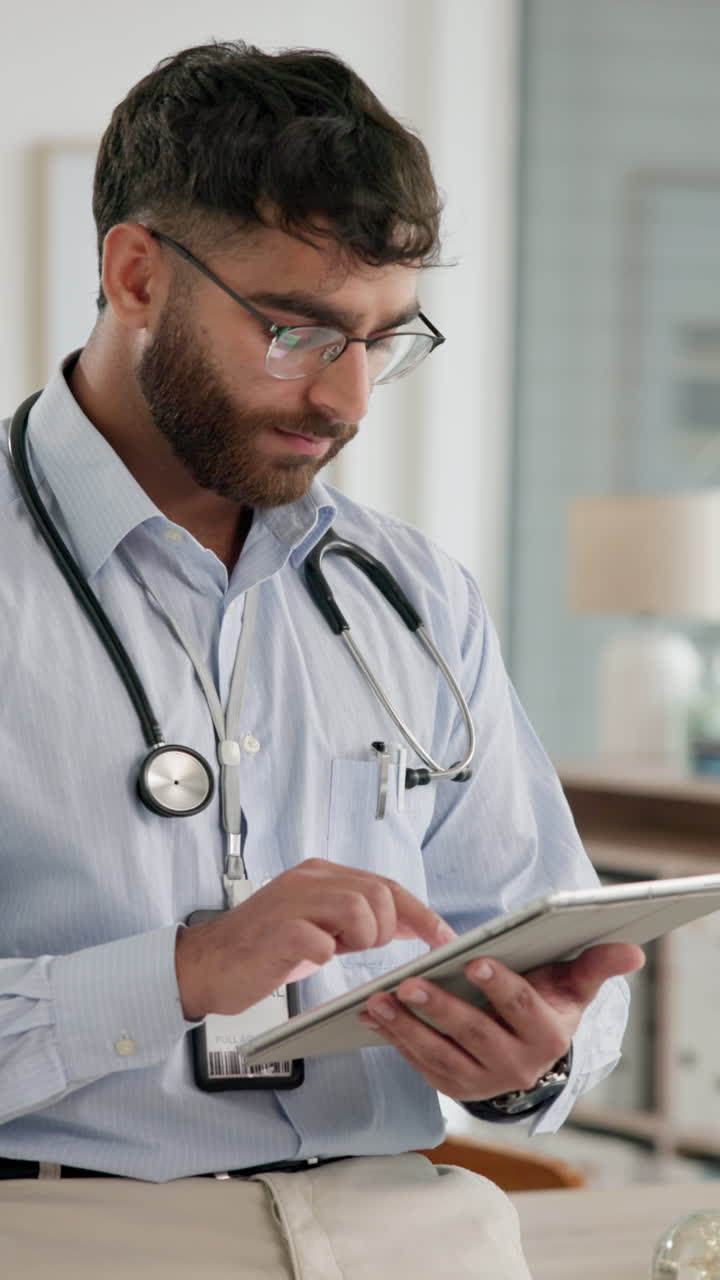 Dottore che usa un tablet in un ambiente medico