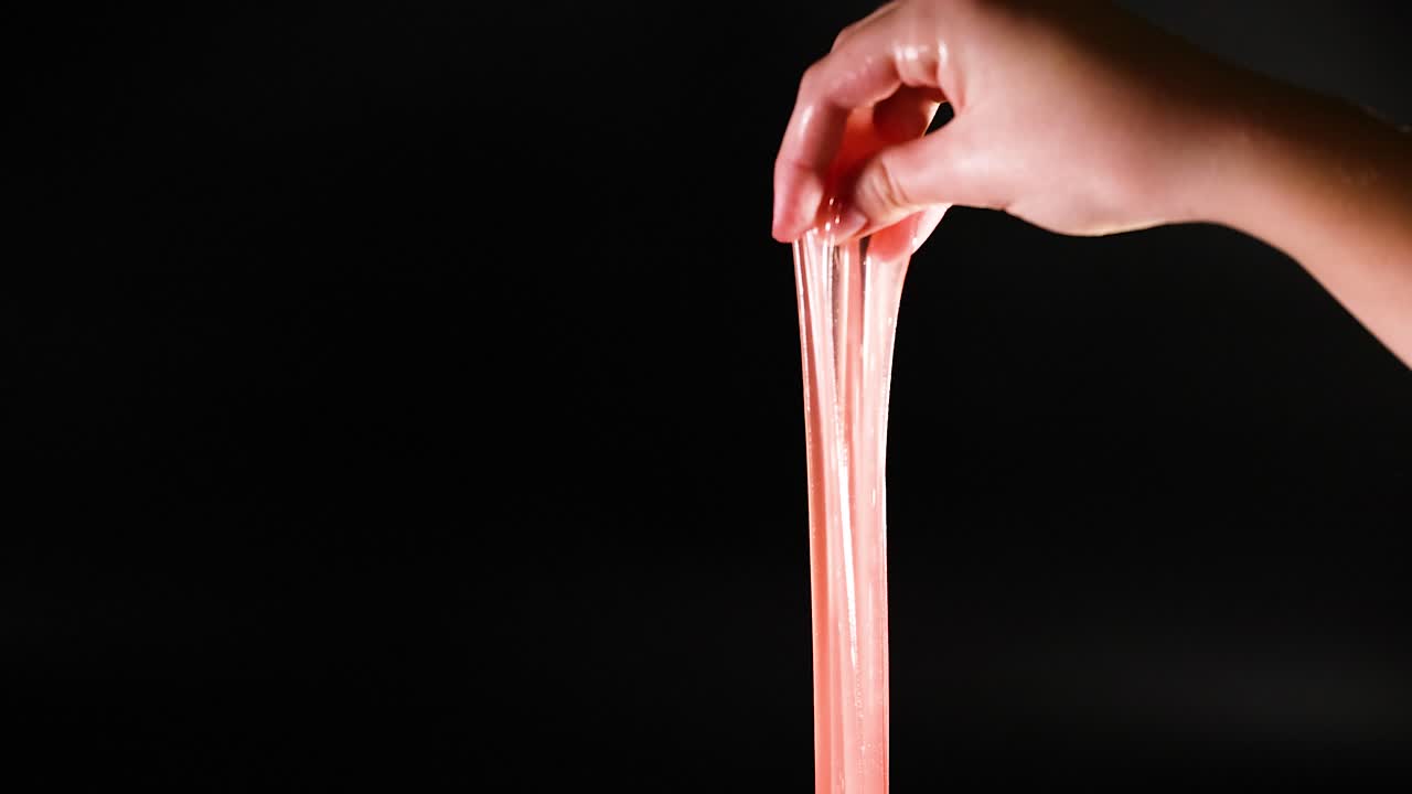 검은 바탕에 손을 는 분홍색 진