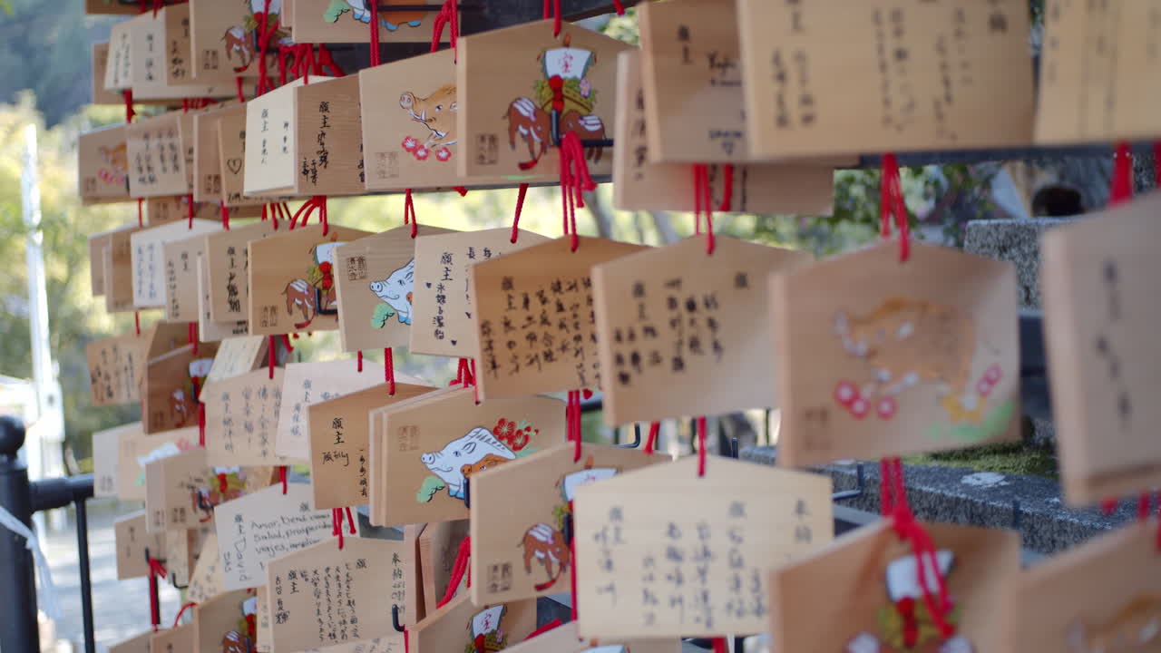 área de oración en un templo en kyoto, japón iluminación suave 4k