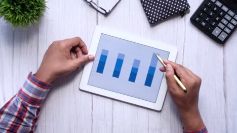 análisis de negocios en tableta