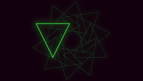 un triángulo de diamante brillante iluminado en un fondo oscuro