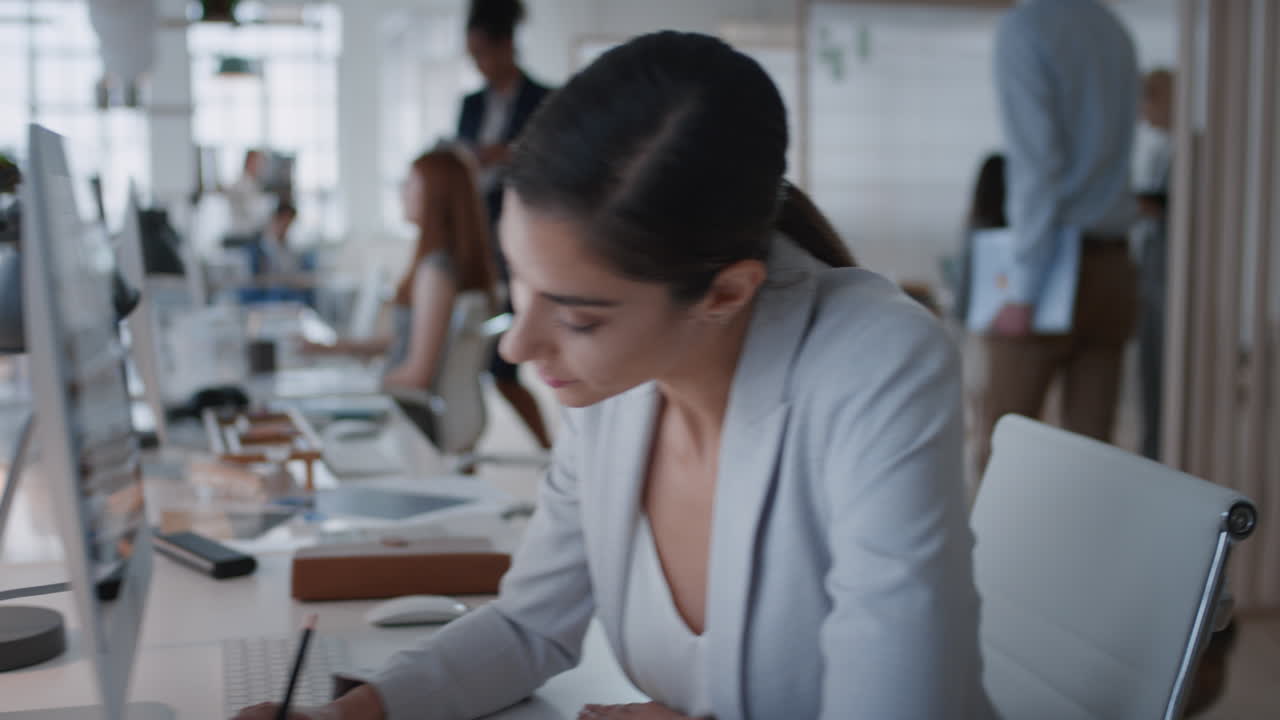gente de negocios estrechando la mano joven empresario saludando al gerente corporativo para una entrevista de trabajo disfrutando de la oportunidad de carrera en una oficina ocupada
