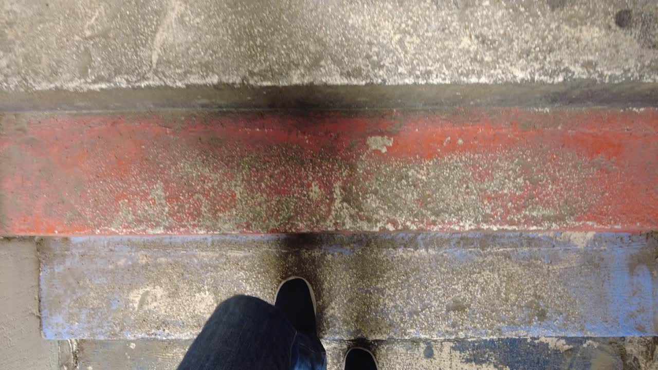 persona que sube las escaleras