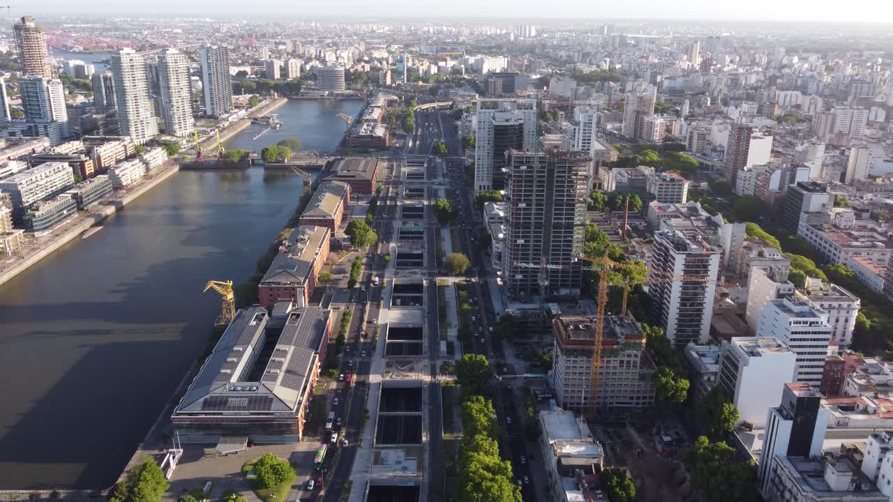 toma aérea de puerto madero al atardecer durante la hora punta, avenida paseo del bajo, ciudad de buenos aires
