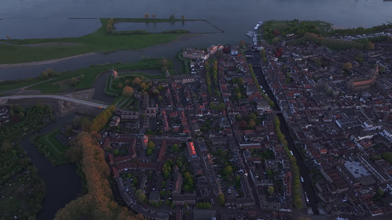 Vista dall'alto del canale di Gorinchem e dei ponti in pietra, Paesi Bassi