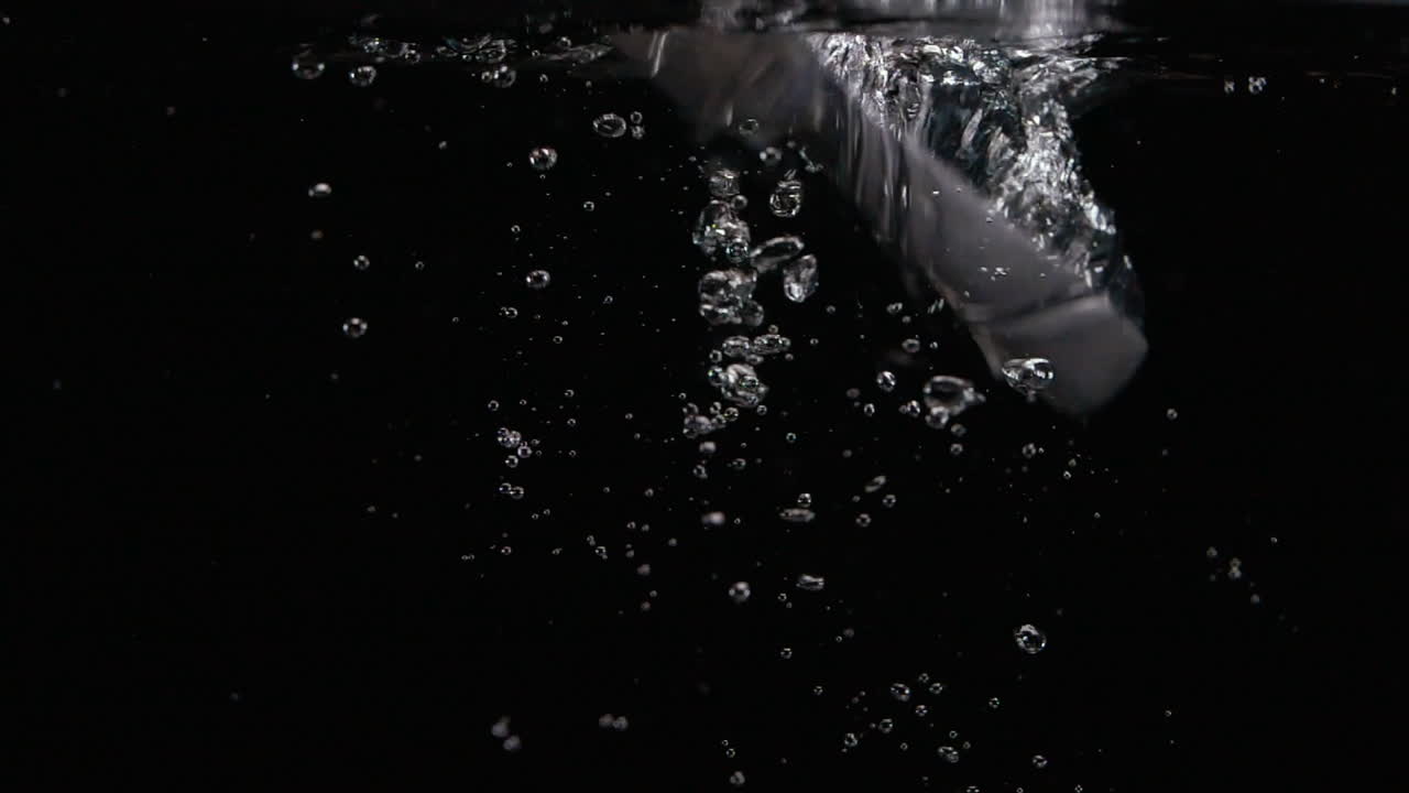 비누 거품 이 있는 물 에 떨어지는 느린 동작 의 식구