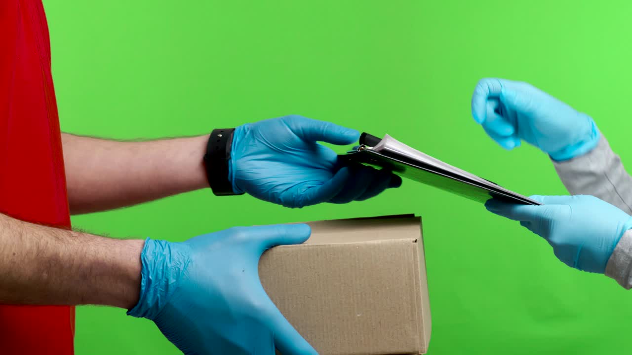 mujer firmando y recibiendo el paquete del mensajero con guantes protectores