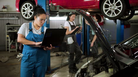 mujer trabajando en un garaje