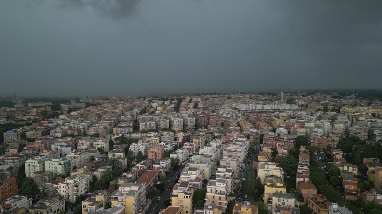 폭풍우 날 에 이탈리아 의 로마 시 위 에 있는 주거 건물 들 위 에 있는 어두운 비 구름 의 뒤로 움직이는 공중 드론