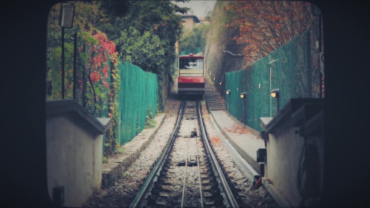 Funicolare rossa che arriva alla stazione ferroviaria