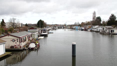 Zoom-En-Casas-Flotantes-En-Los-Países-Bajos-En-Un-Canal-Ancho