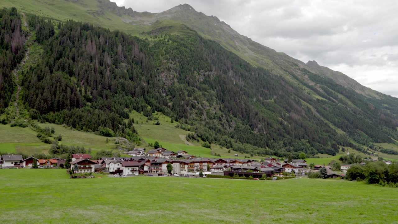 Vista del paese di Maiern - Masseria e della valle di Ridnaun, Alto Adige, Trentino, Italia, circondata dalle montagne.