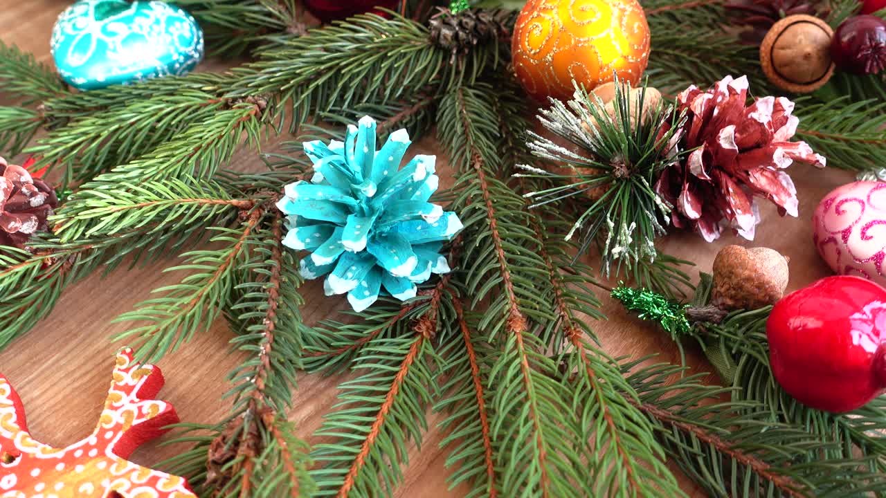 Decorazioni natalizie con rami di abete e ornamenti colorati