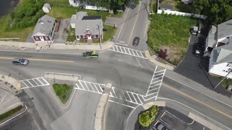 vista aérea de pájaro de la intersección multivía suburbana