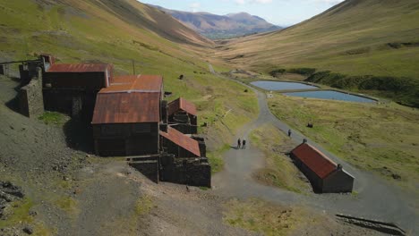 Rostige-Blechdächer-Verlassener-Minenwerke-Bei-Force-Crag-Mine-Coledale-Beck-Im-Englischen-Lake-District